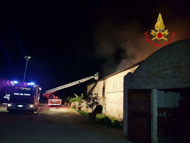 casolare-a-fuoco-corridonia-4-650x488