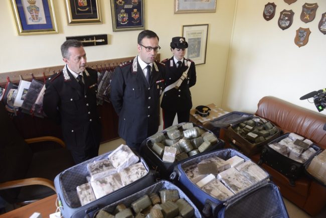 hashish-eroina-sequestrati-carabinieri-macerata-2-650x434