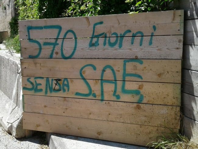 FIERA-CAMERINO-CARTELLO-PROTESTA-SAE