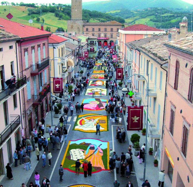 Infiorata-Castelraimondo-1-e1527687787124-650x629