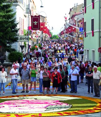 Infiorata-Castelraimondo-2-e1527687798730-325x377