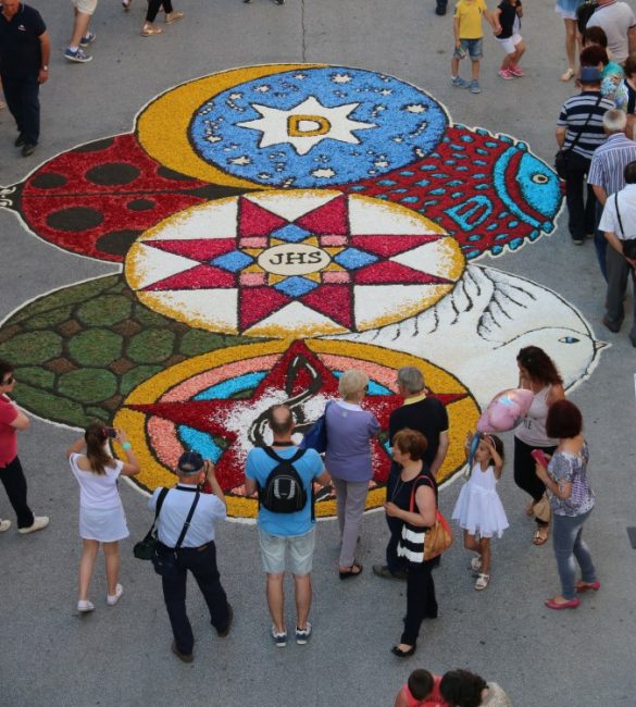 Infiorata-Castelraimondo-3-e1527687809524-585x650