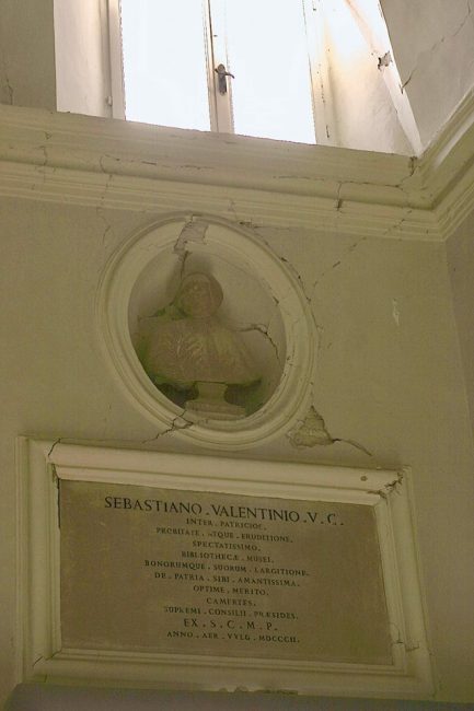 Lapide-e-busto-Sebastiano-Valentini-danneggiati-dal-sisma-dentro-sala-priori-comune-Camerino