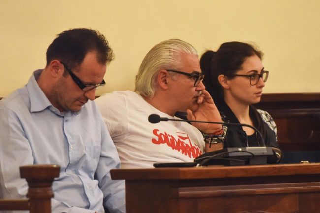 consiglio-comunale-maggio-2017-cavallo-ruffini-e-borroni-maglia-solidarnosc-civitanova-FDM-6-650x433