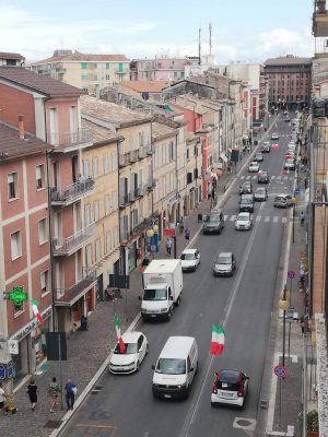 corso-cairoli-bandiere-tricolore