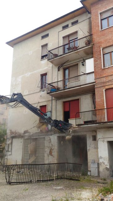 san-severino-demolizione-palazzina-via-settempeda-1-365x650