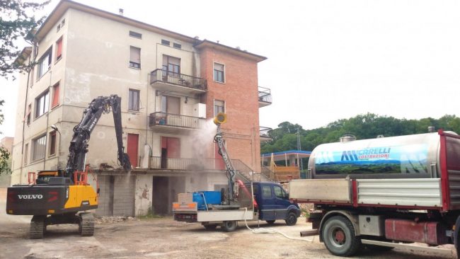 san-severino-demolizione-palazzina-via-settempeda-3-650x366