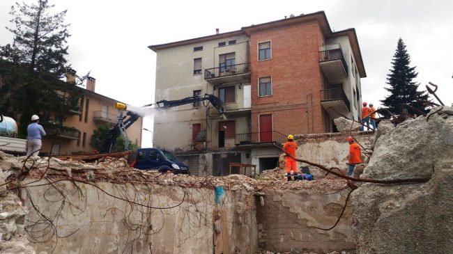 san-severino-demolizione-palazzina-via-settempeda-4-650x365