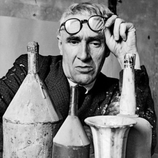 Giorgio-Morandi-nel-suo-studio-di-Bologna