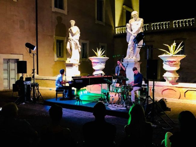 Ieri-sera-durante-il-concerto-di-Tommaso-Perazzo-2-650x488