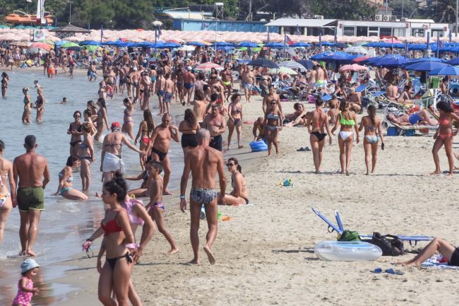 spiaggia-affollata-pienone-lungomare-nord-mare-sole-civitanova-FDM-2-650x433