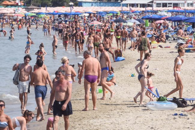 spiaggia-affollata-pienone-lungomare-nord-mare-sole-civitanova-FDM-4-650x433