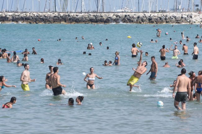 spiaggia-affollata-pienone-lungomare-nord-mare-sole-civitanova-FDM-5-650x433
