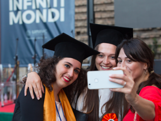 università