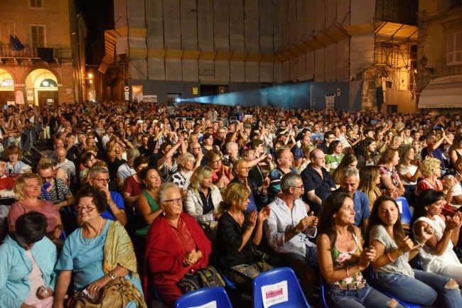 concerto-dodi-battaglia-piazza-della-libertà-civitanova-alta-FDM-9-650x434