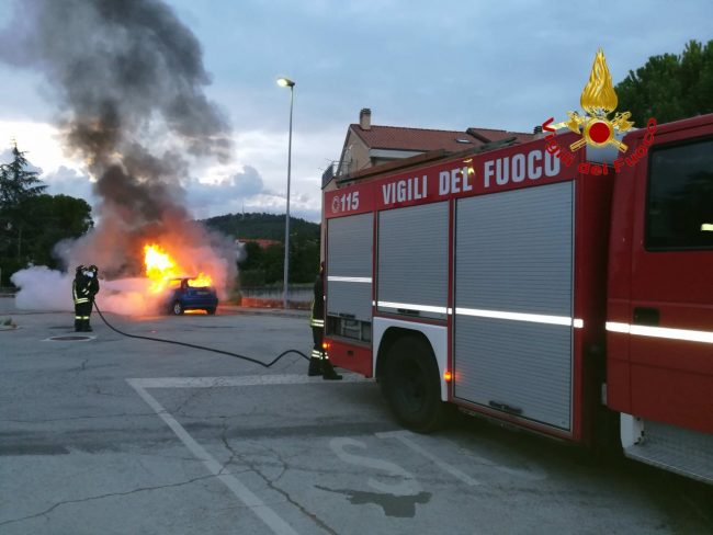 incendio-auto-colbuccaro
