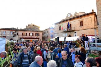 Borgo-in-Festa-a-Colmurano-Castagnata-e-Polentone_2-325x217