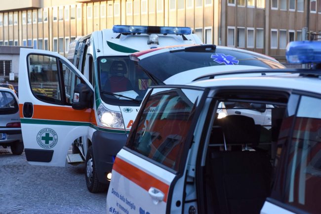 ambulanza-automedica-118-soccorsi-croce-verde-stazione-di-civitanova-archivio-arkiv-FDM-1-650x434