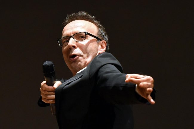 roberto-benigni-legge-linferno-teatro-apiro-FDM-6-650x433
