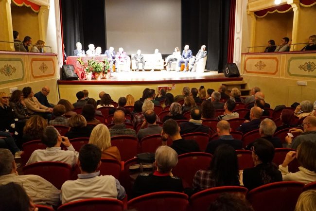 roberto-benigni-legge-linferno-teatro-apiro-FDM-7-650x434