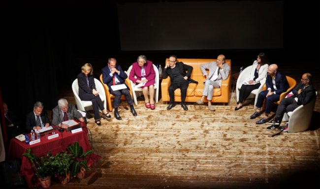 roberto-benigni-legge-linferno-teatro-apiro-FDM-8-650x384