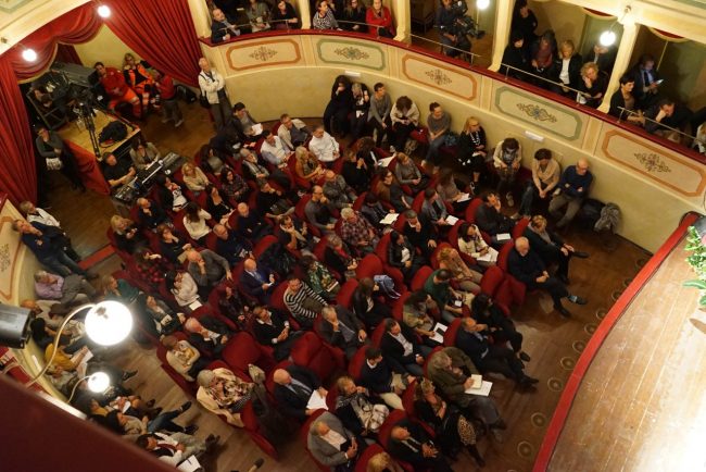 roberto-benigni-legge-linferno-teatro-apiro-FDM-9-650x434
