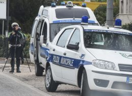 Ubriaco fugge all’alt,  poi minaccia gli agenti:  denunciato 51enne