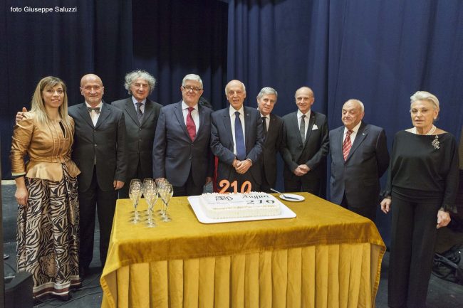 Il-direttivo-della-Filarmonica-insieme-a-Stefania-Cittadini