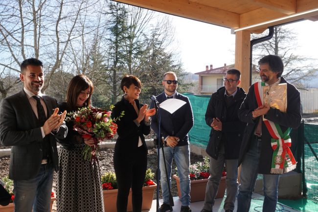 Le-educatrici-consegnano-un-dono-allimpresa-costruttrice-T.C.-Srl-Top-Costruzioni