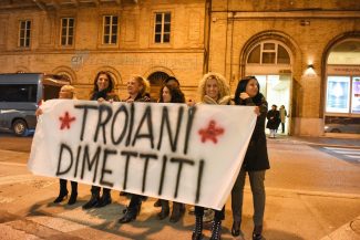 consiglio-comunale-striscione-troiani-civitanova-FDM-2-325x217