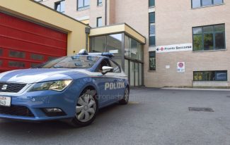 auto-polizia-pronto-soccorso-ospedale-archivio-arkiv-FDM