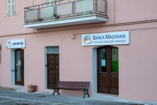 inaugurazione-banca-macerata-serrapetrona-1-325x217