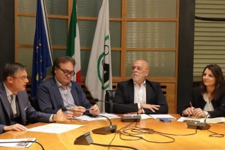 Il-gruppo-M5S-MARCHE-da-sinistra-Piergiorgio-Fabbri-Peppe-Giorgini-Gianni-Maggi-e-Romina-Pergolesi-325x217