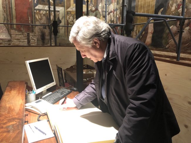 Il-presidente-Tajani-firma-il-libro-degli-ospiti
