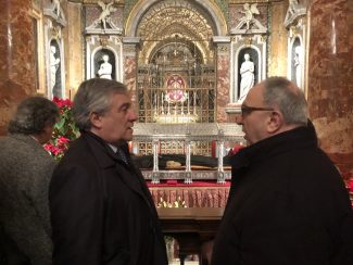 Il-priore-Giustino-Casciano-e-il-presidente-Tajani