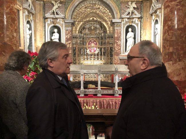 Il-priore-Giustino-Casciano-e-il-presidente-Tajani