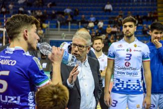 Lallenatore-Gianni-Rosichini-parla-alla-squadra-Scatto-di-Giorgio-Borsini