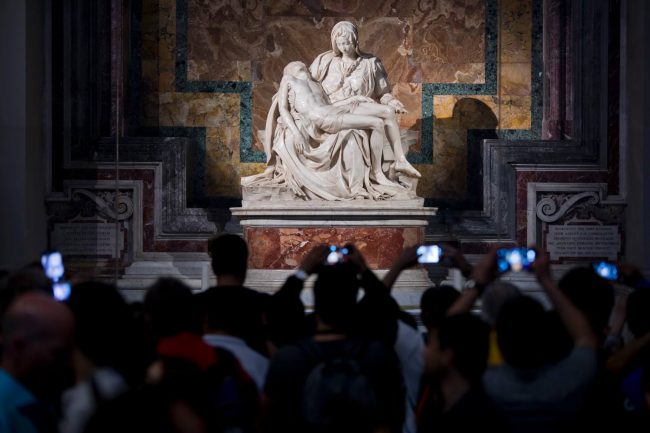 i_guzzini_pietà_michelangelo-1-650x433
