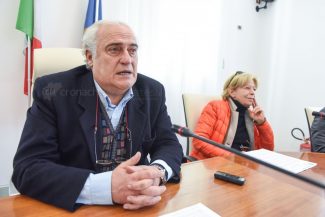 sindaco-roberto-mozzicafreddo-rosalba-ubaldi-archivio-arkiv-porto-recanati-FDM-2-325x217