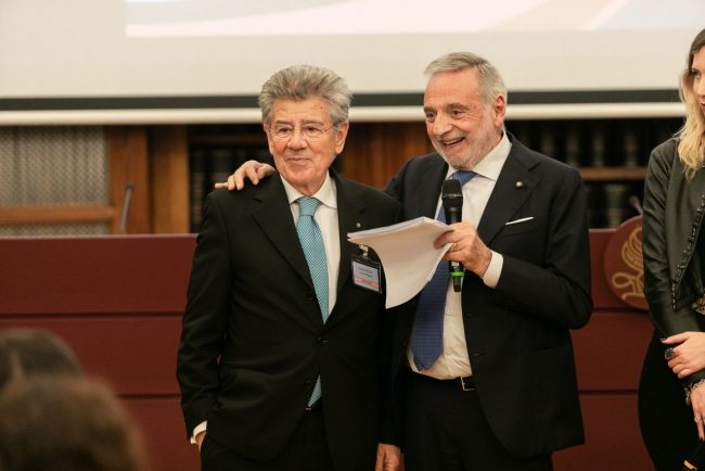 Premio-dei-Premi-2018_da-sinistra_Adolfo-Guzzini-Presidente-di-iGuzzini-illuminazione-e-Luigi-Nicolais-Presidente-di-Fondazione-Cotec-650x434