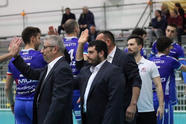 Coach-Gianni-Rosichini-e-con-staff-e-atleti