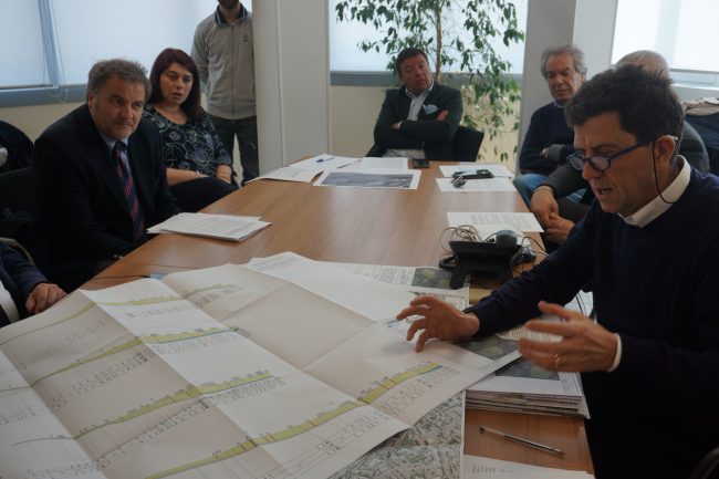 Il-tavolo-della-conferenza
