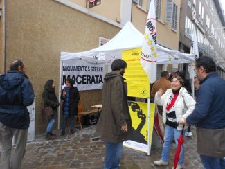 banchetto-movimento-5-stelle-macerata-1-325x244