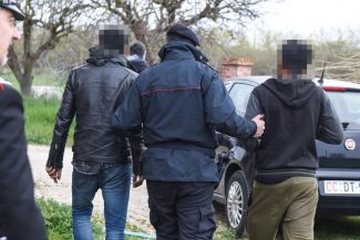 blitz-carabinieri-hotel-house-porto-recanati-FDM-13-325x217