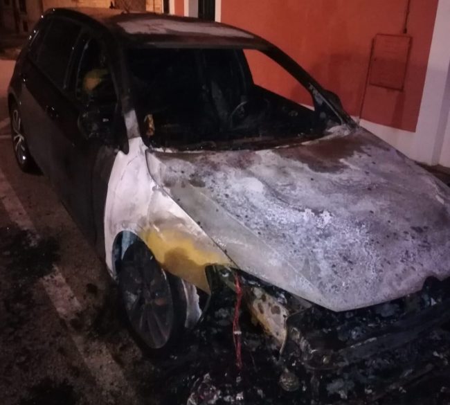 auto-a-fuoco-via-cavour-porto-recanati1-650x585