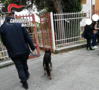 controlli-carabinieri-scuole-1-e1557054899120-325x297