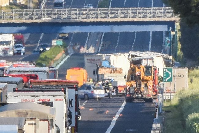 incindente-camion-autostrada-a14-eliambulanza-civitanova-FDM-3-650x433