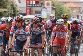 passaggio-giro-ditalia-gruppo-statale-adriatica-civitanova-FDM-14-325x217