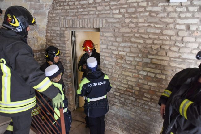 vdf-incendio-palazzo-potenza-picena-FDM-3-650x434