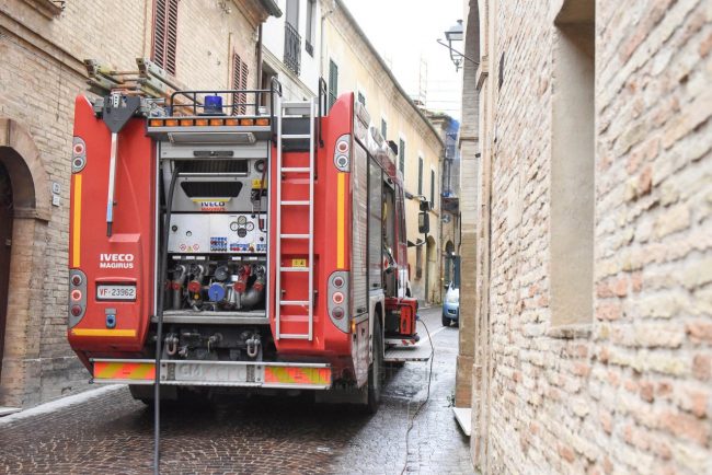 vdf-incendio-palazzo-potenza-picena-FDM-8-650x434